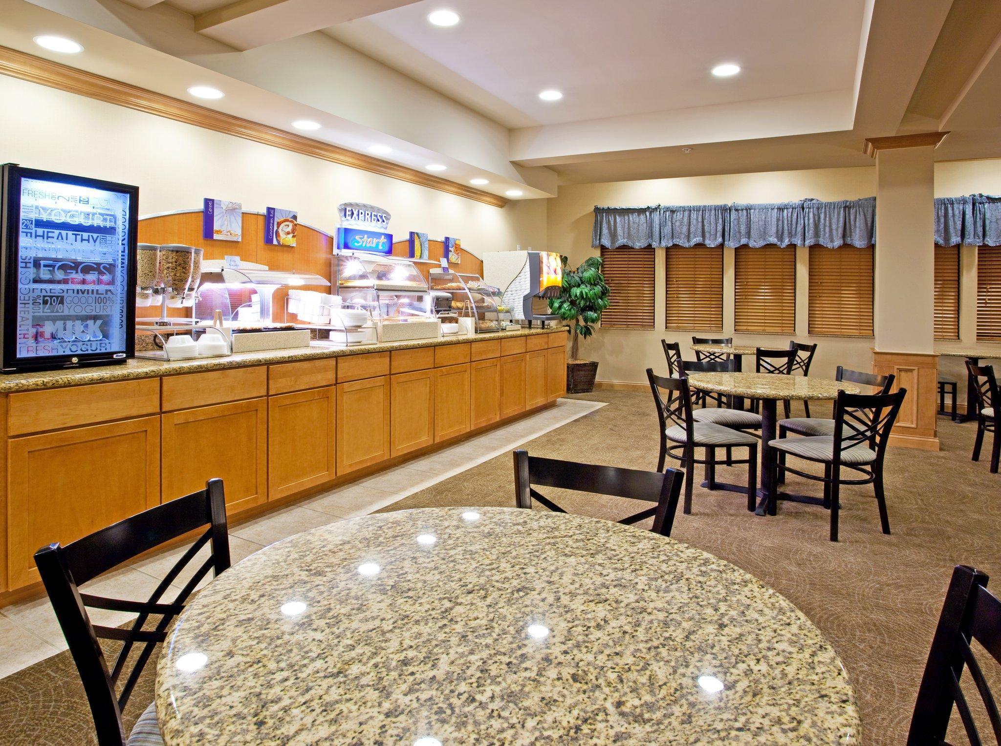 Holiday Inn Express Hotel & Suites Chesterfield - Selfridge Area By Ihg Dış mekan fotoğraf