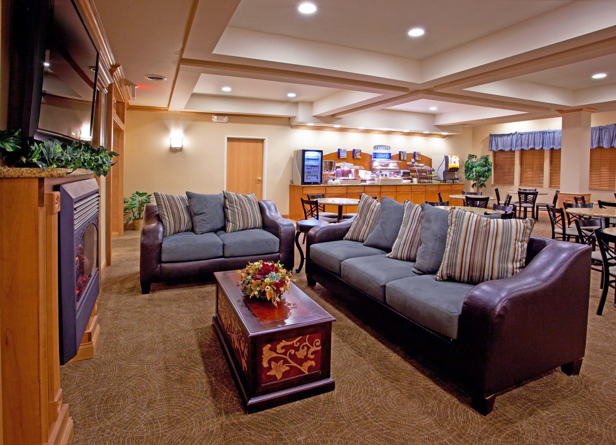 Holiday Inn Express Hotel & Suites Chesterfield - Selfridge Area By Ihg Dış mekan fotoğraf